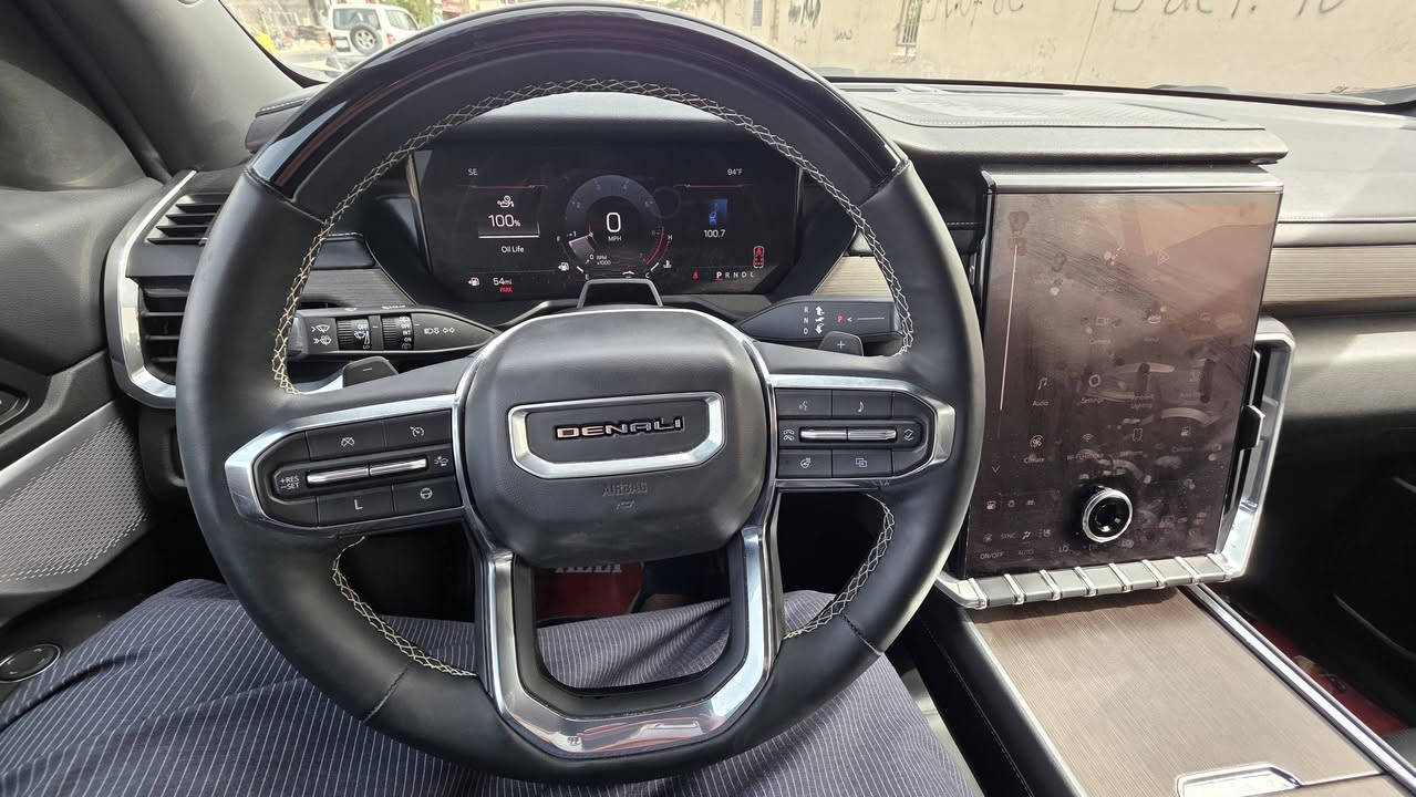 للبيع: جمسي أكاديا 2024 دينالي (GMC Acadia Denali)
أعلى فئة في الجيمسي - فخامة وقوة بتصميم جديد كلياً
📄 تفاصيل العرض:
• الحالة: دخول جديد (وارد).
• الضرر: بدون إيرباك، بدون دواخل، الحادث خارجي بسيط (كما موضح في الصور).
• المسافة المقطوعة: 17 ألف ميل حقيقي.
• الرقم: نجف (شهداء).
• الموقع: النجف الأشرف.
• السعر: 34,000$ (340 ورقة) وبيه مجال للشراي.
⚙️ المواصفات التقنية (موديل 2024 الجديد):
• المحرك: 2.5 لتر توربو (Turbo) متطور.
• القوة: 328 حصان مع عزم دوران 442 نيوتن متر.
• ناقل الحركة: أوتوماتيكي بـ 8 سرعات.
• نظام الدفع: فور ويل (AWD) دفع رباعي مستمر.
• السعة: 7 راكب (ثلاثة صفوف من المقاعد).
✨ مواصفات فئة "دينالي" (Full Options):
• التصميم الخارجي: شبك دينالي المميز من الكروم، ويلات (جنوط) قياس 20 إنش بتصميم خاص.
• المقصورة: كراسي جلد فاخرة (Denali Leather) مع تدفئة وتبريد للمقاعد الأمامية و خلفية .
• الشاشات: شاشة لمس مركزية كبيرة مقاس 15 إنش، بالإضافة إلى شاشة عدادات رقمية مقاس 11 إنش.
• النظام الصوتي: نظام Bose® Premium بـ 12 سماعة لتجربة صوتية محيطية.
• التكنولوجيا: شاشة عرض على الزجاج الأمامي (Head-Up Display)، شحن لاسلكي للهواتف، وكاميرات محيطية 360 درجة.
• الراحة: فتحة سقف بانورامية كبيرة، خاصية الطي الكهربائي للمقاعد، وصندوق خلفي يفتح بالقدم (Smart Sense Liftgate).
• الأمان: رادار أمامي، نظام حفظ المسار، تنبيه النقاط العمياء، وفرملة تلقائية عند الطوارئ.
📞 للتواصل والاستفسار:
يمكنكم الاتصال مباشرة بصاحب السيارة على الرقم:
***********
