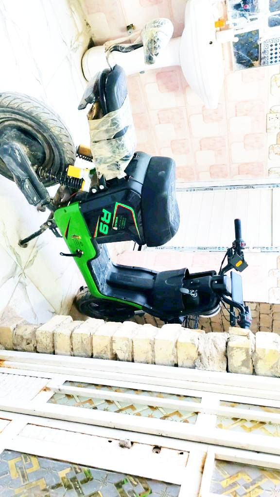 السلام عليكم دراجه شحن r9 للبيع والله العظيم دراجه نضيفه ومابيه اي عطل 5بطاريات جدد تمشي اربع سرعات ويجي وياه بصمه +سويج وبيه بلوتوث نقص بيه بس البريك الخلفي السعر 380 وبيها مجال العنوان مدينه الصدر قطاع 12 الرقم الهاتف ***********
