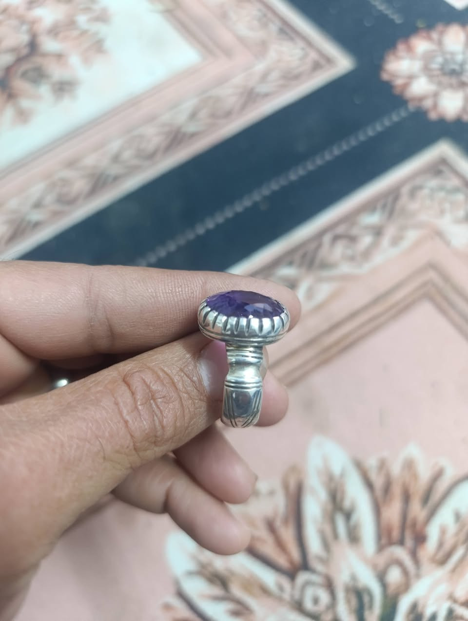 خاتم من حجر الجمشت الأفريقي الطبيعي لون الأجواني جميل
صياغه يدويه عراقيه ثقيلة وجميلة فضه عيار ٩٢٥
التواصل ع الخاص او الاتصال على الرقم ***********
