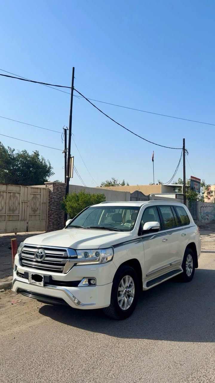 السلام عليكم 
لاندكروز 2018 بريم 🔥
رقم بغداد بأسمي 
السيارة بيها باب مبدل اصلي نفس اللون الباقي مكفول
مواصفات 
كراسي ثنين كهرباء 
مري كهرباء 
فتحة سقف
شاشة الكبيرة 
دبل ماوس 
شاشة بلتنتة 
وبقية مواصفات معروفة

السعر47.000$ وبيها مجال جداً 
*********** بغداد, العراق
