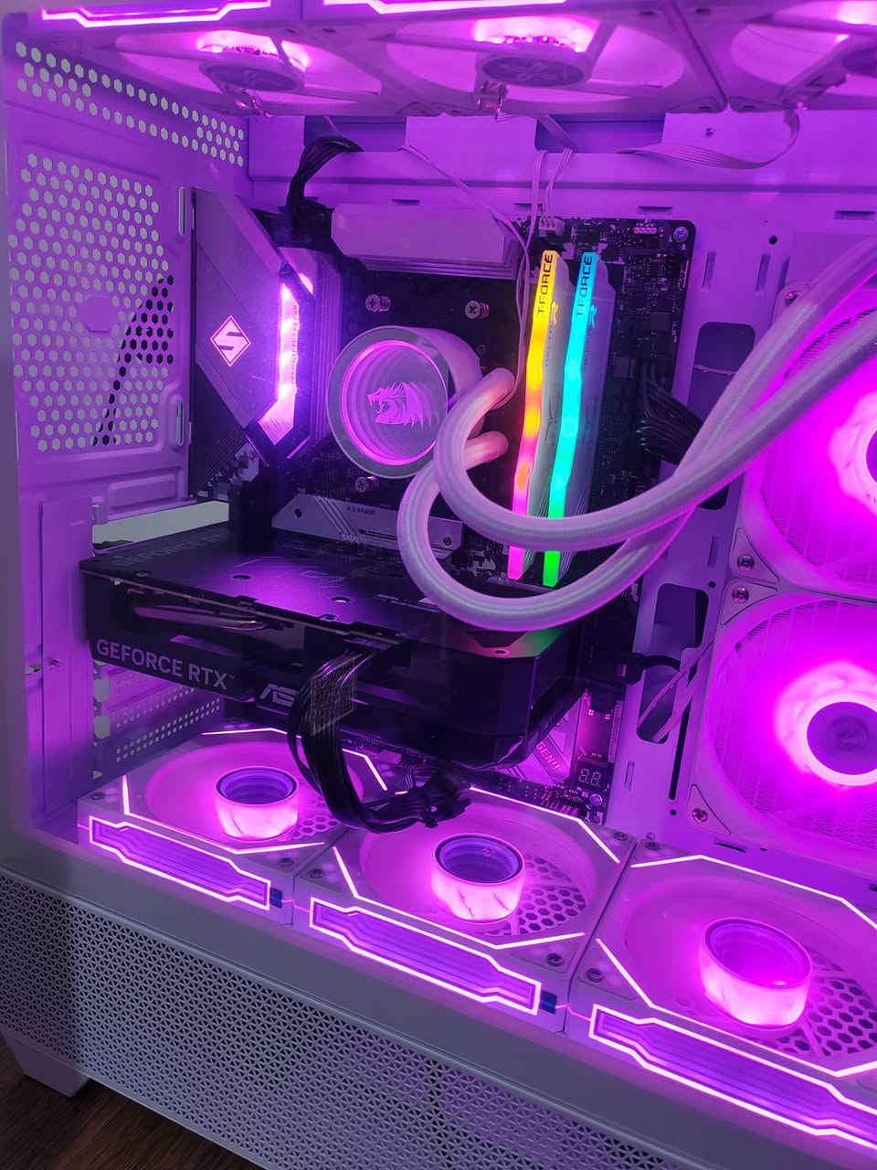 Pc للبيع 
Cpu:RYZEN 7 5700X معالج
Gpu:RTX 5060Ti (16)GB VRAM asus 2 fan كرت شاشة 
MP:asroc B550 steell legend مذر بورد
TFORCE DELTA 2×8 16G رامات
 SSD:M.2 : 512 G kingston + HDD 500 G الهارد 
Cooler: radragon white 2 fan الموبرد 
 PSU: MSI 600W PLUS 80 البور
CASE: xigmatic white 6 FAN الكيس  
Windows 11 PRO مع التفعيل
كلش نضيفه وكل الكراتين موجوده 
مكاني بغداد ماعندي توصيل محافظات مابيع قطع
السعر 1450 الف قفل قفل قفل قفل لا تتدخل تعامل تجي للبيت تاخذهه *********** واتساب فقط
