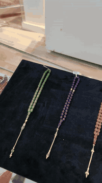 سندلوس تركي نخشة سبحه مميزة جدا شغل أيد خاصة فنية مع كركوشة فضة مطلي بماي الذهب عيار 22 الآن موجود في ايليت كوليكشن للتواصل عبر واتساب *********** و نحن بخدمتكم
