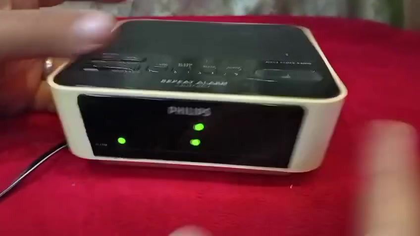 راديو فلبس مع محولتة الاصلية 
موجتين fm+mw
رائع جداً شغال بالكامل
كل الشرح بالفيديو
للأتصال ***********
السعر 17 شامل التوصيل
