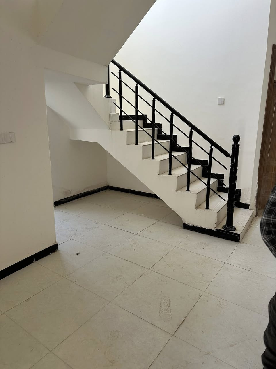 دار للايجار المساحه ٢٠٠ م 
كونكريت مسلح بناء ٢٠٢٦ 
بناء حديث غير مسكون 
العنوان : حي الجامعه شارع الحولي مقابل بيت المرمر 
سعر الايجار ٤٠٠ مع المجال 
***********
***********
