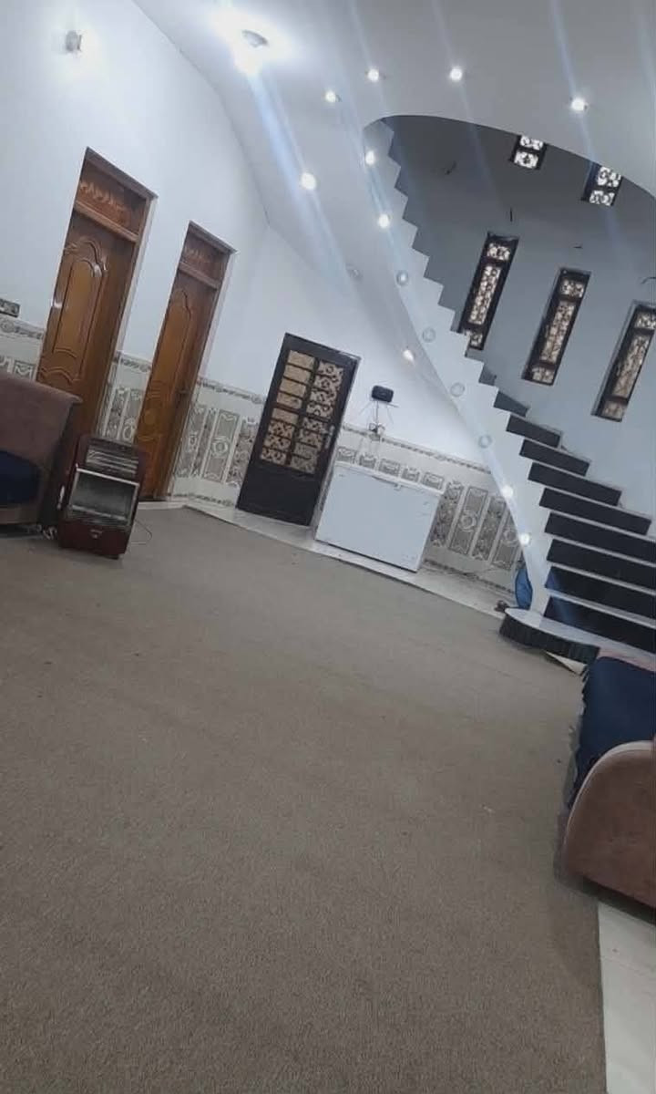 دار للبيع ٢٨٥م طابو بناء حديث  طابق واحد طابوق صب كونكريت والسطح شتايگر  غرفتين مع حمام داخلي وصاله واستقبال وهول ومطبخ وصحيات داخليه و خارجيه مع گراج وحديقه كبيرين
حي الموظفين مجاور الاخاء مع الخدمات


**إذا كنت صاحب هذا الإعلان وتريد حذفه لأي سبب، رجاءا أرسل رسالة إلى الدعم الفني**