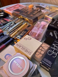 مستحضرات تجميل • قيمهن • خذهن