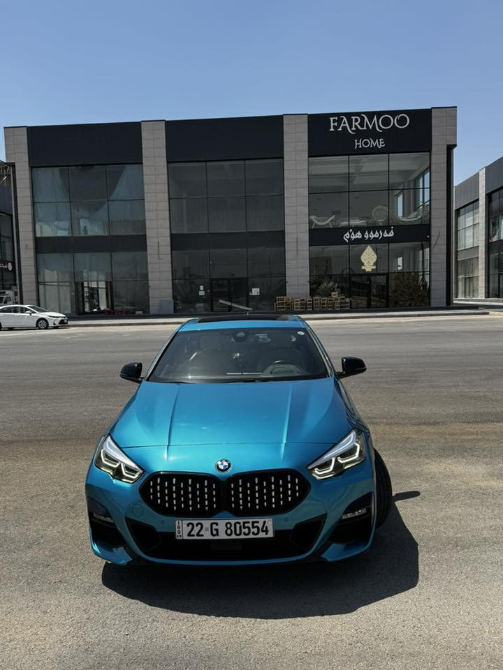 ♦️BMW M235 xDrive Gran ☄️

M Performance♦️

♦️الوحيده في العراق في اللون 

♦️4 سلندر محرك بقوة 306 حصان

♦️عدد الأميال : 24000 ميل

داخل ابيض بلادي -سقف بانورامي - صندوق كهربائي - التحكم على المنحدرات - كاميرا  خلفيه - تدفئة المقاعد  - بصمة
- شاشة لمس - مراقبة النقطة العمياء - التحكم التلقائي في درجة الحرارة
- نظام فرملة الطوارئ - 8 وسادة هوائية -
المصابيح الأمامية ليد - عرض المعلومات على الزجاج الامامي - تدفئة مقود القيادة - لوحة قيادة رقمية - إنارة
محيطية - أبل كاربلاي - شاحن لاسلكي - الضوء العالي التلقائي - المصابيح الأمامية التكيفية

♦️ضرر: قطعة واحدة تصليح كل القطع بلادي وكاله من وكيل معتمد في اربيل

♦️السعر / 27500$

♦️وارد امريكي 

♦️ العنوان / اربيل - دريم ستي

📞 ***********♦️ 

♦️ فقط بيع بدون مراوس 

♦️سيارة BMW M235i Gran Coupe موديل 2022 هي سيارة رياضية مدمجة وقوية، تعتمد على محرك 4 أسطوانات سعة 2.0 لتر بشاحن توربيني (TwinPower Turbo) يولد قوة 301 حصان (306 حصان أوروبي) وعزم دوران 331 رطل-قدم. تأتي بنظام دفع رباعي xDrive وناقل حركة أوتوماتيكي من 8 سرعات، وتتسارع من 0 إلى 100 كم/ساعة في 4.9 ثانية تقريباً. 
أبرز تفاصيل BMW M235i 2022:
المحرك: 4 أسطوانات سعة 2.0 لتر.
القوة الحصانية: 301 - 306 حصان.
عزم الدوران: 331 رطل-قدم (حوالي 450 نيوتن متر).
التسارع (0-100 كم/ساعة): 4.9 ثانية.
نوع الدفع: دفع رباعي (xDrive).
ناقل الحركة: أوتوماتيكي 8 سرعات.
