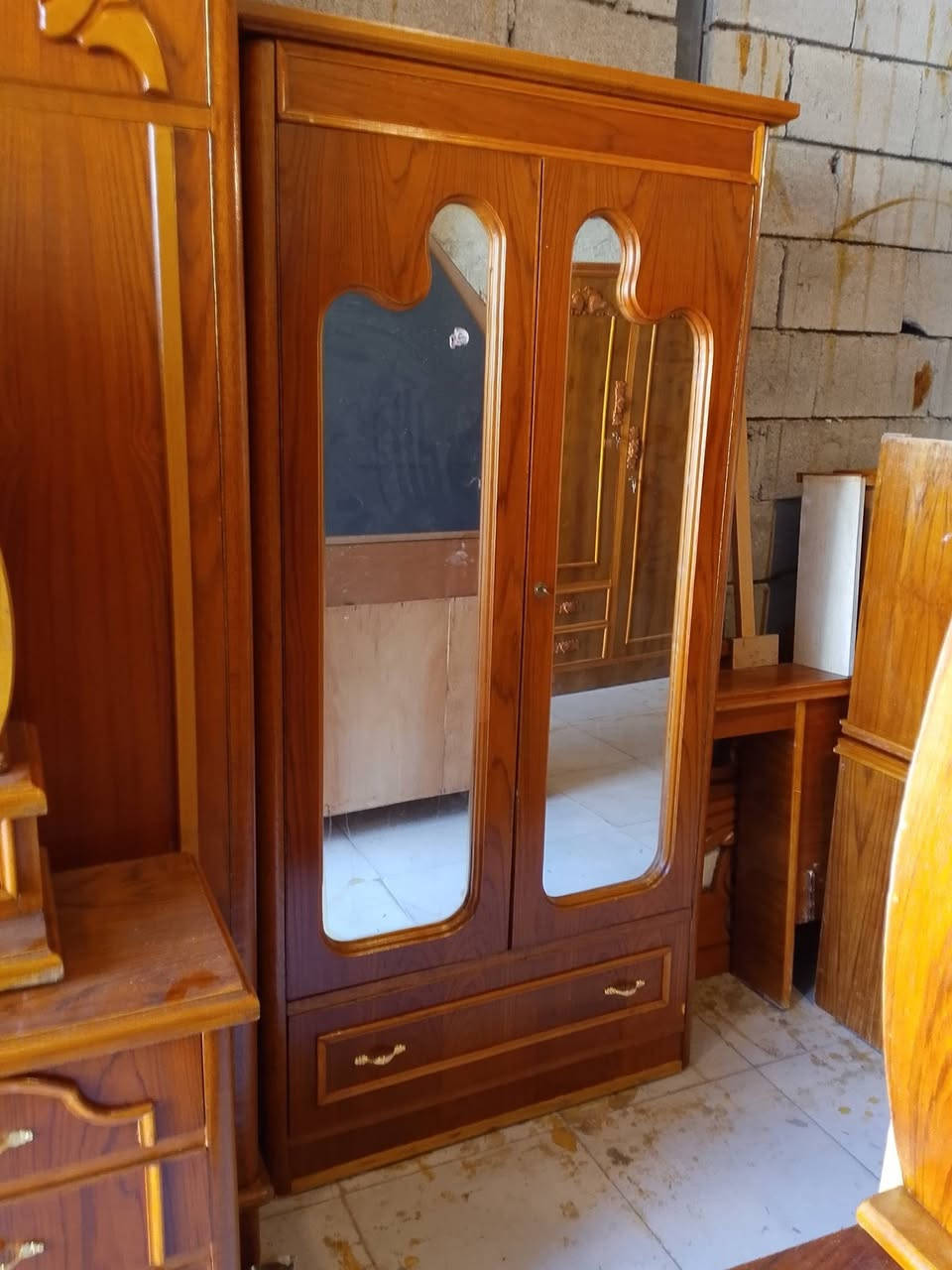 غرفه سته أبواب ملحق شغل ثكيل درجه اولى اتصل على الرقم ***********
