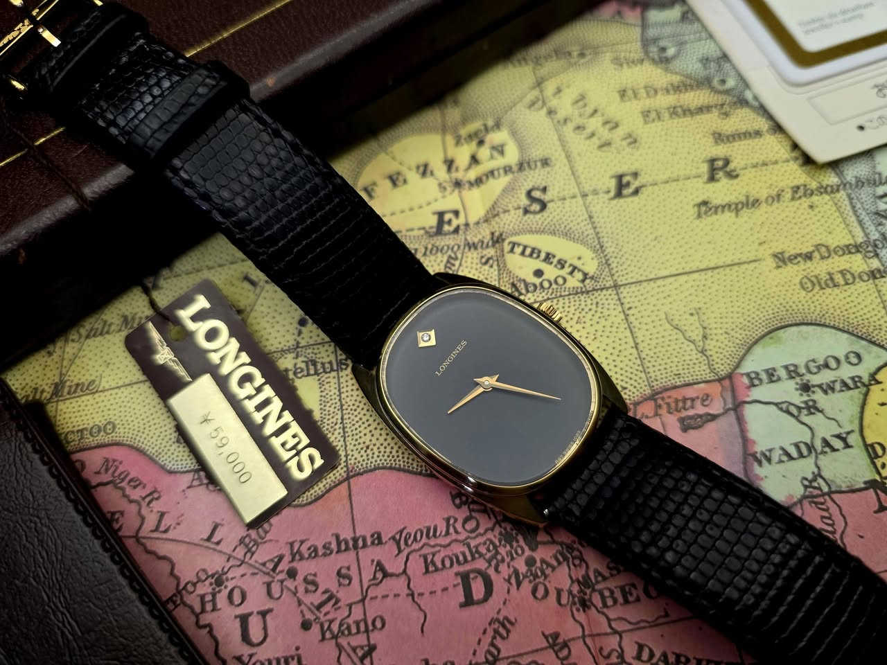 ساعة لونجين إليبس دايموند بيب..

Longines Ellipse "Diamond Pip" المرجع 1093

الحركة يدوية التعبئة (Manual Winding) من طراز 1847.4 .Cal .

التصميم تتميز بقرص أسود، هيكل ذهبي، وماسة صغيرة عند علامة الساعة 12

قطر ساعة 

الأبعاد بدون التاج : ۲۸ ۳۲ مم

السماكة : 1.5 مم

، عرض العروة : ۱۸ مم

، المسافة بين العروات: ٣٦ مم

كامل مرفقات 

تعرض في مزاد غدآ يوم الاثنين على تيك توك


**إذا كنت صاحب هذا الإعلان وتريد حذفه لأي سبب، رجاءا أرسل رسالة إلى الدعم الفني**