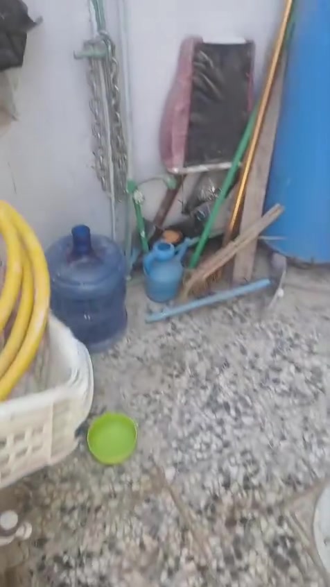 دار طابقين  للبيع  مساحه 50م الاساس  والسقف  صب  البناء  طابوك  غرفه  ومطبخ  وصاله  وصحيات الطابق الثاني  غرفه وصاله  مكامله السقف  الدار  كما  في  الفديو  مع  الاثات  غرفه  اخشاب وطباخ  وكاونتر  واغراض  اخره  شارع  المطار  القديم  السعر  22وبي  مجال  للشراي  الاستفار  على  الرقم  ***********
