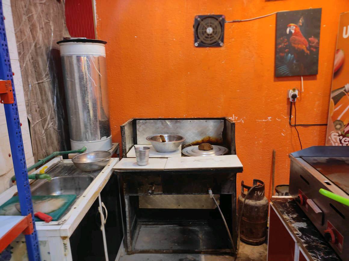 أعرض معدات مطبخ مركزية للبيع تشمل براد عرض من علامة UGUR بحالة جيدة، أدوات تحضير الأطعمة مثل مفرمة لحوم يدوية وفرن مسطح مع جريل للطبخ. جميع الأجهزة تعمل بكفاءة وجاهزة للاستخدام التجاري. فرصة رائعة لأصحاب المشاريع الصغيرة أو المطاعم الناشئة.