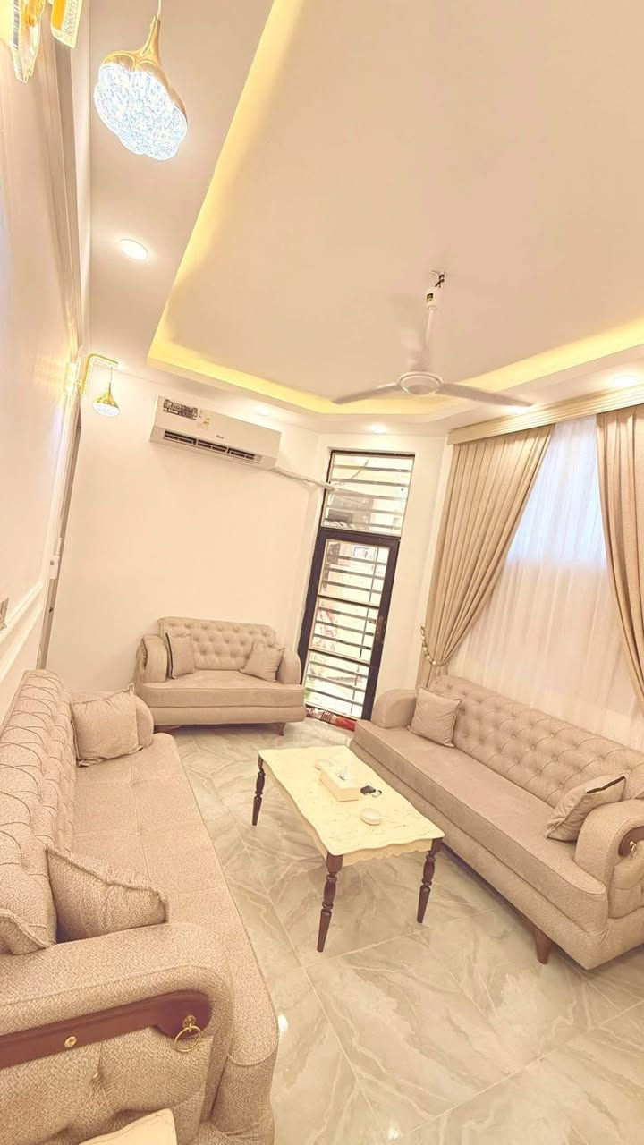 فرصه ❤️
 دار سكن 100 متر مربع 10 ب10 
مشمول ب التطويب رقم العقار 1070/60 
سعر البيت 55 مليون
تفاصيل البيت غرفة صاله مطبخ حار مطبخ بارد استقبال منور مجمع صحيات خارجي حمام داخلي طارمه 
. العنوان التقيه الثالثه مجاور مجمع الروان 
***********  واتساب اتصال او مراسله
