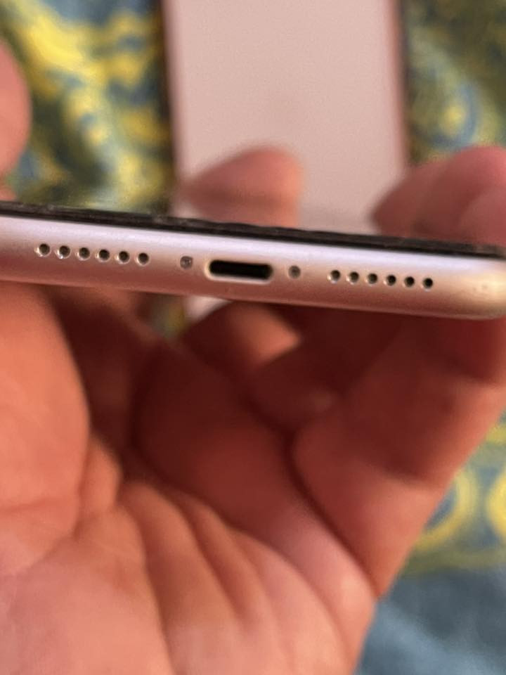 السلام عليكم
١١ ابيض شرق اوسط ذاكره ٦٤ جهاز كلش نضيف 
بطاريه ١٠٠ مبدله تقره نسبه 
مكفول من العطل والتصليح عده تبديل بطاريه 
سعره ٢٢٥ 
*********** مكانه حي الصحه/بابل
