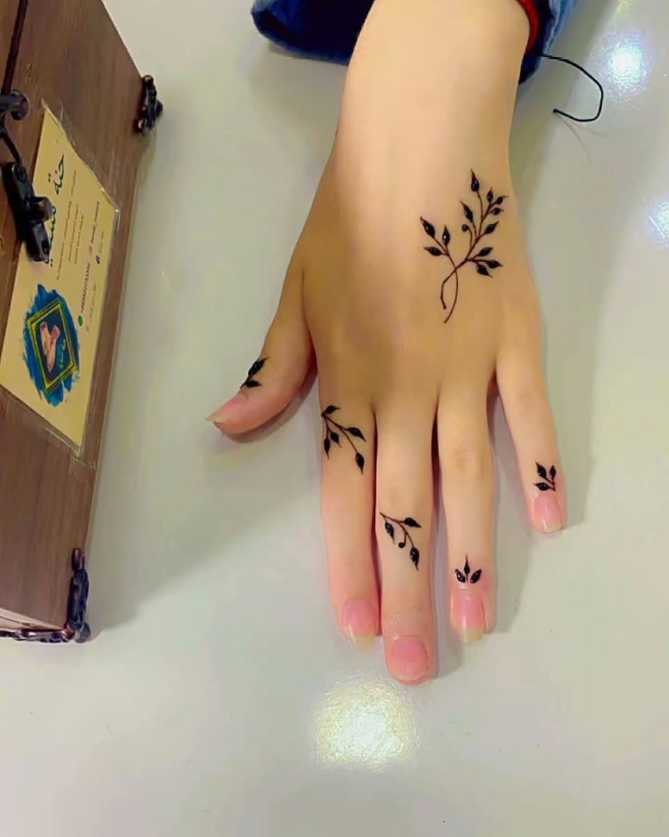 ✨ بمناسبة قرب العيد ✨
بدأنا نستقبل حجوزات نقش الحنة للعيد 🤎🌙
نقوش ناعمة وفخمة تناسب كل الأذواق ✨
احجزي موعدج من هسه حتى تضمنين وقتج قبل الزحمة 💫
يتوفر نقش فردي وجماعي للمناسبات ولمّة العيد 🎉
للحجز والاستفسار راسلينا 
***********
عنوانه بغداد-حي الخضراء
