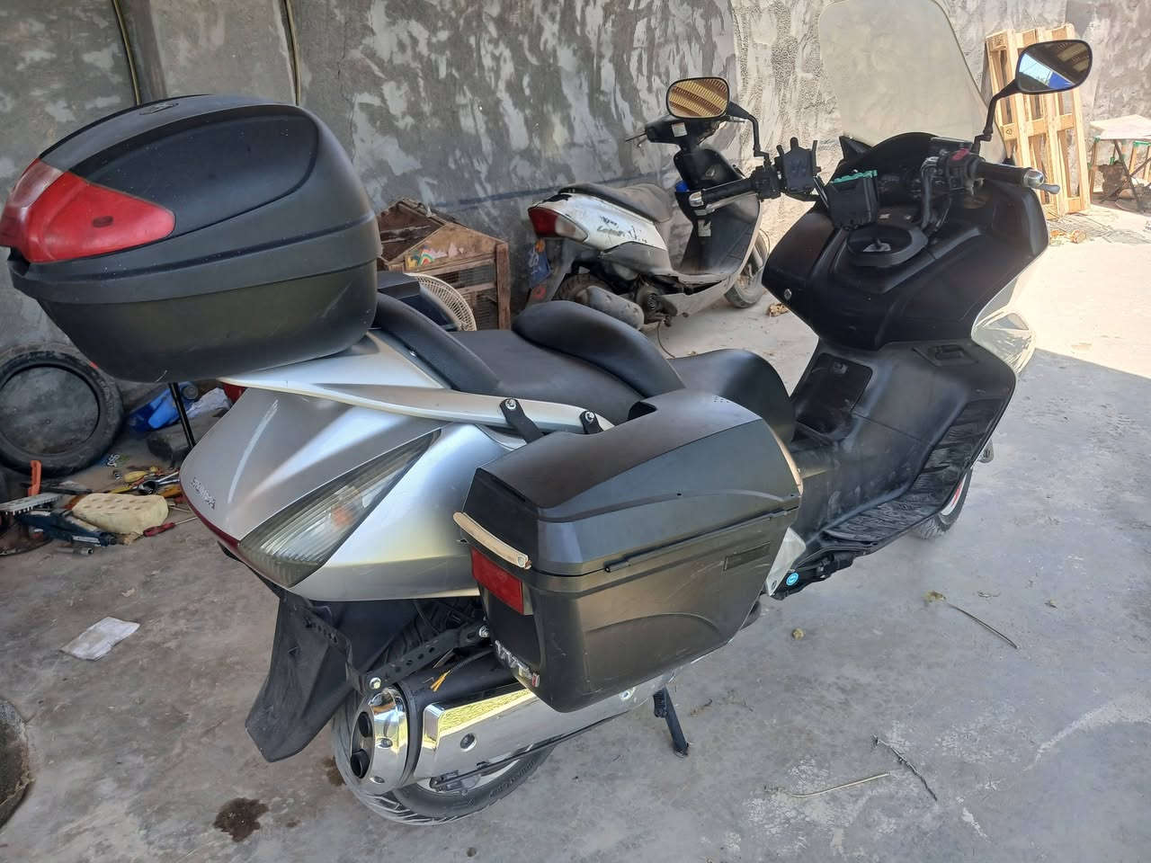 السلام عليكم من رخصت الادمن هونده سلفر وينج600cc للبيع بحاله جيده جدا موديل 2008 أوراق مع منفيس محرك استندر بشرط تمشي ١٨٠ او وين مايعجبك اتري تطلع تايرات جديد كهربائيات كلهه شغاله السعر 20 او بيها مجال التواصل على الرقم مع واتساب (***********) ***********
