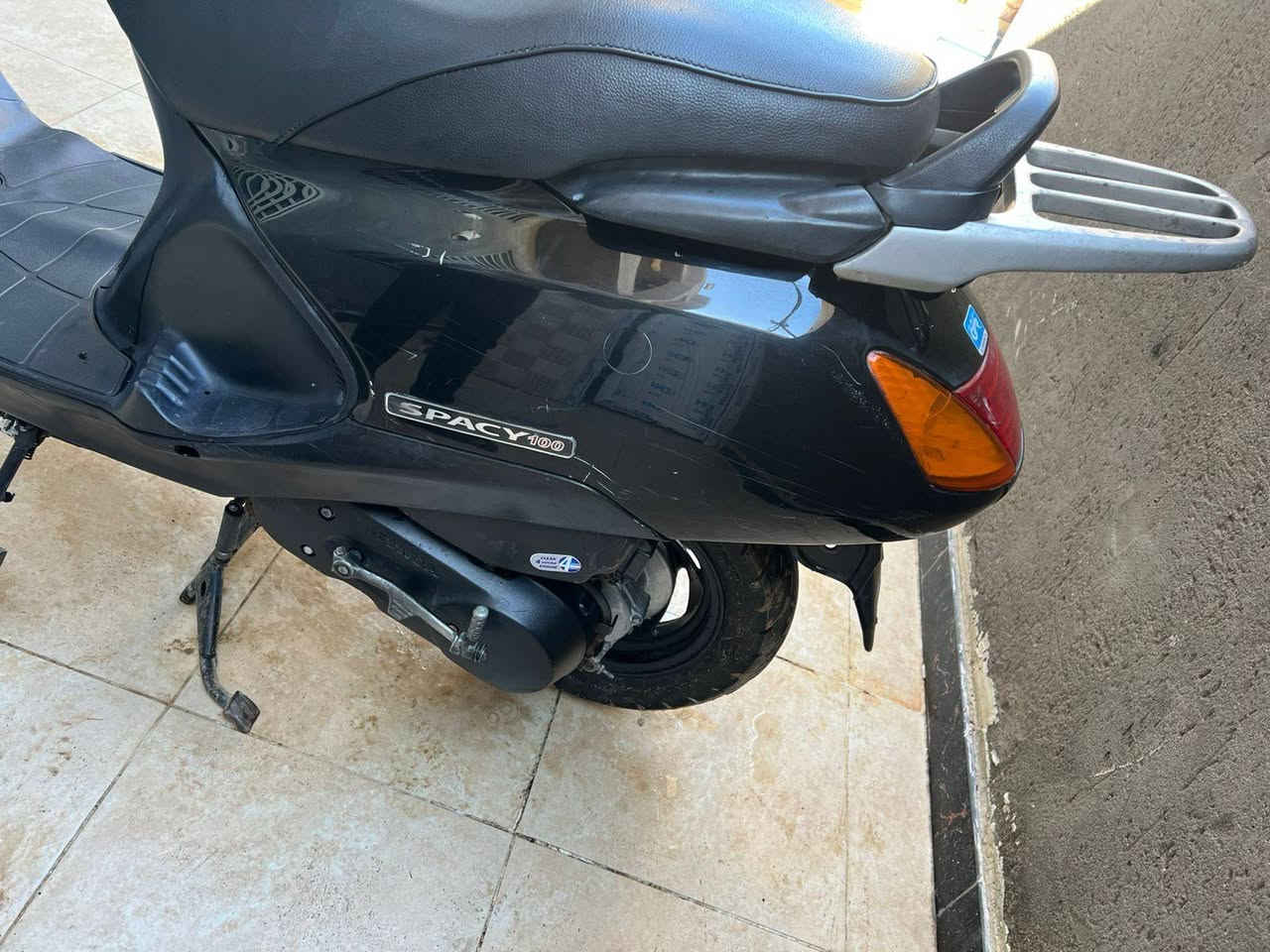 سلام عليكم دراجه سبيسي ياباني كفرات اصلي اصلي كابريتر اصليه كهربائيات كله شغاله سلف هندر قفل ستيرن قفل جنطة كله شغال فقط رايمر مره واحده فقط رقم هاتف فقط *********** مكان كوت دموك قرب مدينه السيسبان
