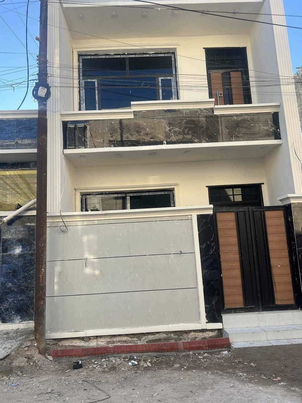 بيت للبيع 50 متر طابقين 2نوم حمامات 2  بناء حديث  قيد التشطيب  السلطان الثاني. الافرع الاولى. السعر85 مليون 
***********
