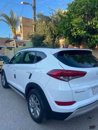 توسان 17 ضررها 3 قطع بنيد وجاملغ خلفي وربع جنطه بدون دواخل والسياره فو...