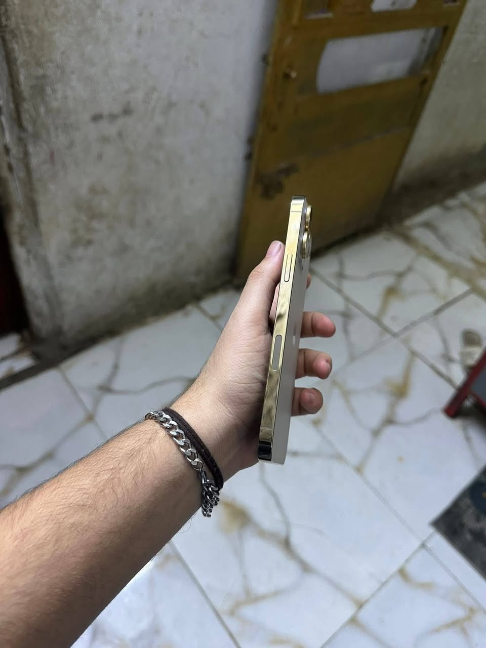 ايفون 13برو ماكس نضيف كلش ذاكره 256 والبطاريه 87 الجهاز كلشي ممبدل بي فقط شاشه اصليه 3خيارات وفيس ايدي شغال سعره 500  مكاني بغداد حي الجهاد للستفسار ***********
