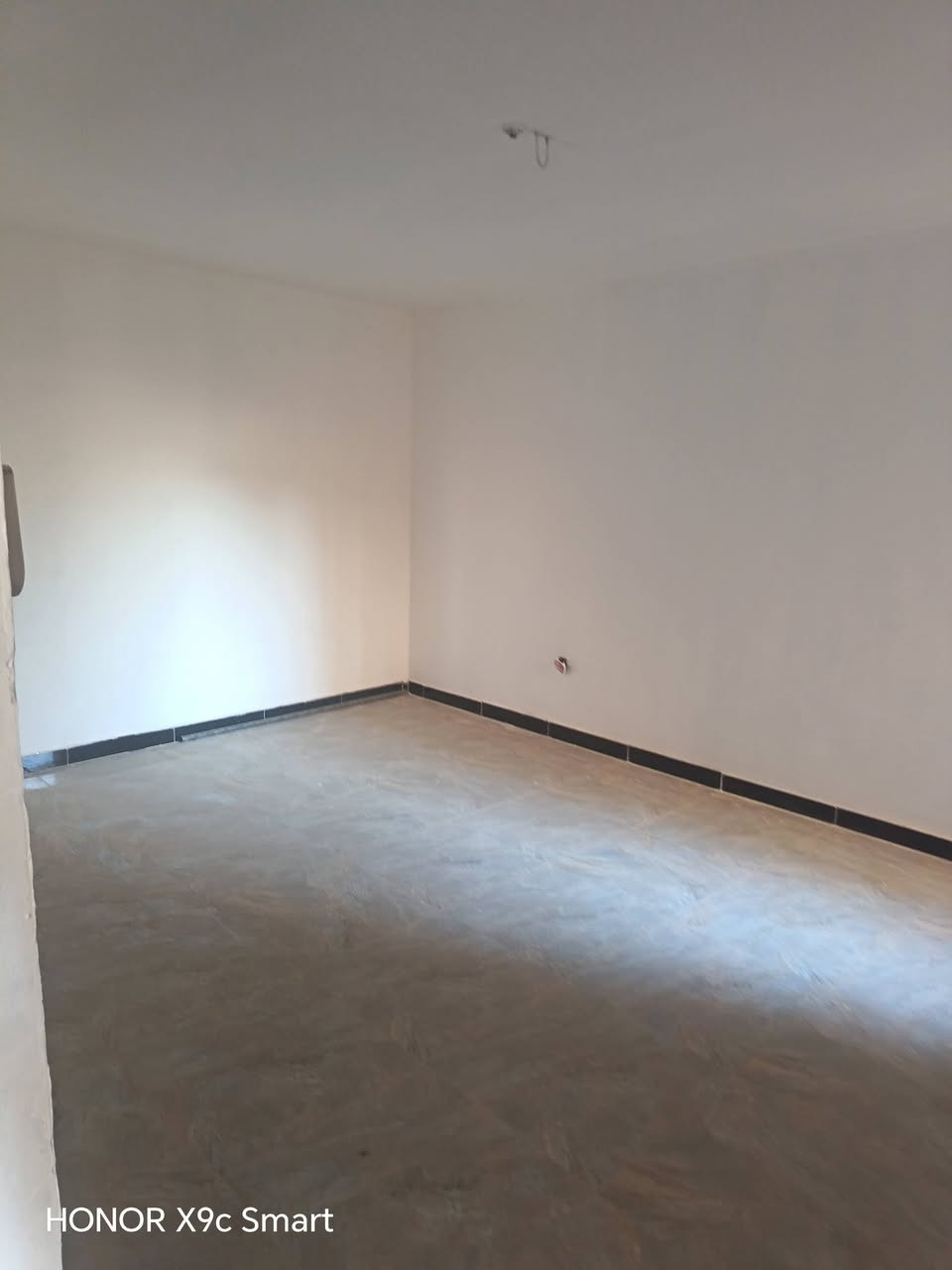 عقار للبيع مساحة ١٢٠م /واجهة ٦يتكون من صالة مطبخ /وهول / وغرفة نوم وخدمات جوة وفوك غرفة  وخدمات موقع ممتاز شهداء البياع قرب شارع العام وشارع ١٢متر  /اي الاستفسار على هذا الرقم ***********
