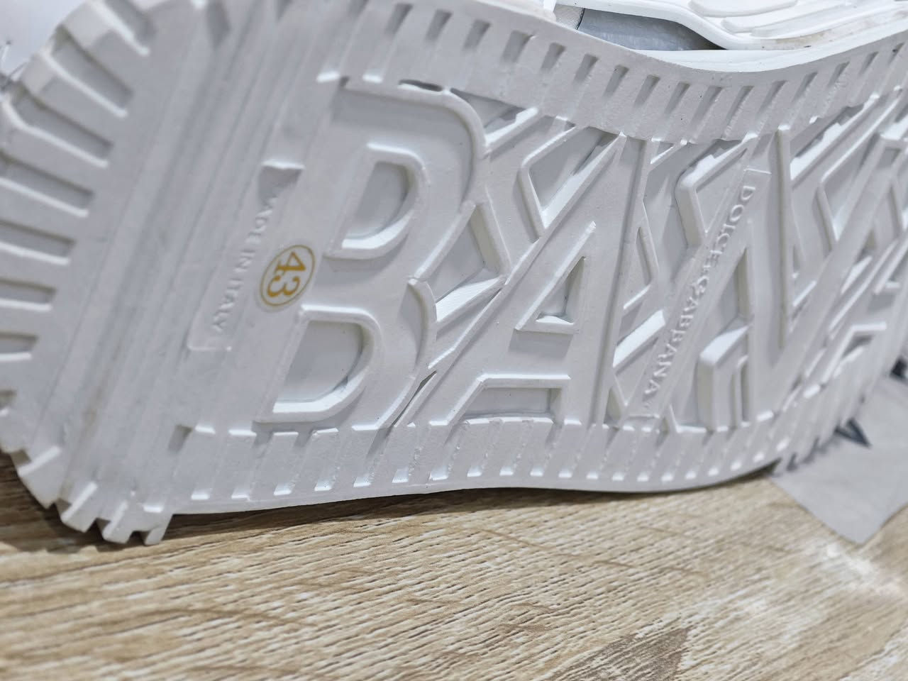 الحذاء هو سنيكرز Dolce & Gabbana NS1 باللون الأبيض. 
ماستر كوالتي Made in ITALYقياس 43
ادخل على الصفحة وشوف باقي الغراض
توصيل 3 الف لفقط كل محافظات العراق 🔥


**إذا كنت صاحب هذا الإعلان وتريد حذفه لأي سبب، رجاءا أرسل رسالة إلى الدعم الفني**