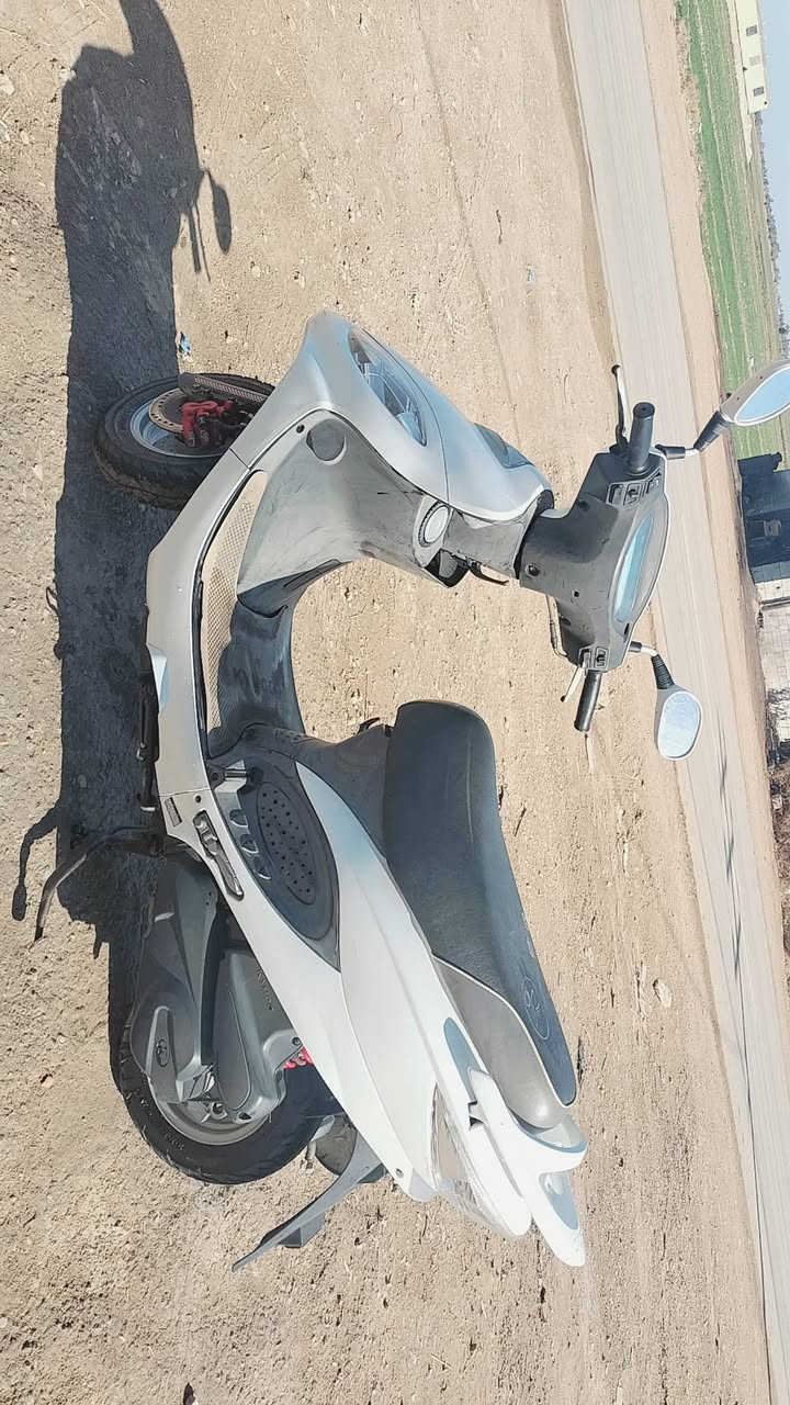 السلام عليكم. 🔥 للبيع دراجة كامكو V2 ياباني 🔥
🔹 اللون: أبيض
🔹 المحرك: 150 سي سي قوي واقتصادي
🔹 المنشأ: ياباني
🔧 المواصفات:
✔️ فرامل دسك أمامي وخلفي(فحل) 
✔️ دسكات بحالة ممتازة
✔️ تايرات جديدة / نظيفة ثبات عالي
✔️ كهربائيات كاملة شغالة 100%
✔️ تشغيل سلف نكره 
✔️ نوع نوزل فول 
✔️ عدادات واضحة وشغاله 
✔️ الدراجة نظيفة وما تحتاج شي
✔️ جاهزة للفحص والتجربة 
📍 السعر 1050 مليون وخمسين الف وقابل للتفاهم للشراي يدلل مكاني نجف ــــــ قضاء المشخاب. ملاحظه. الدراجه قبل 7 اشهر طلعته من الوكيل ما مستخدمها هواي فقط للدوام مخليها اروح وارجع بيها. ماخذها 1150 من معرض الشبلاوي احلى من الصوره 
📞 للاتصال  ***********
