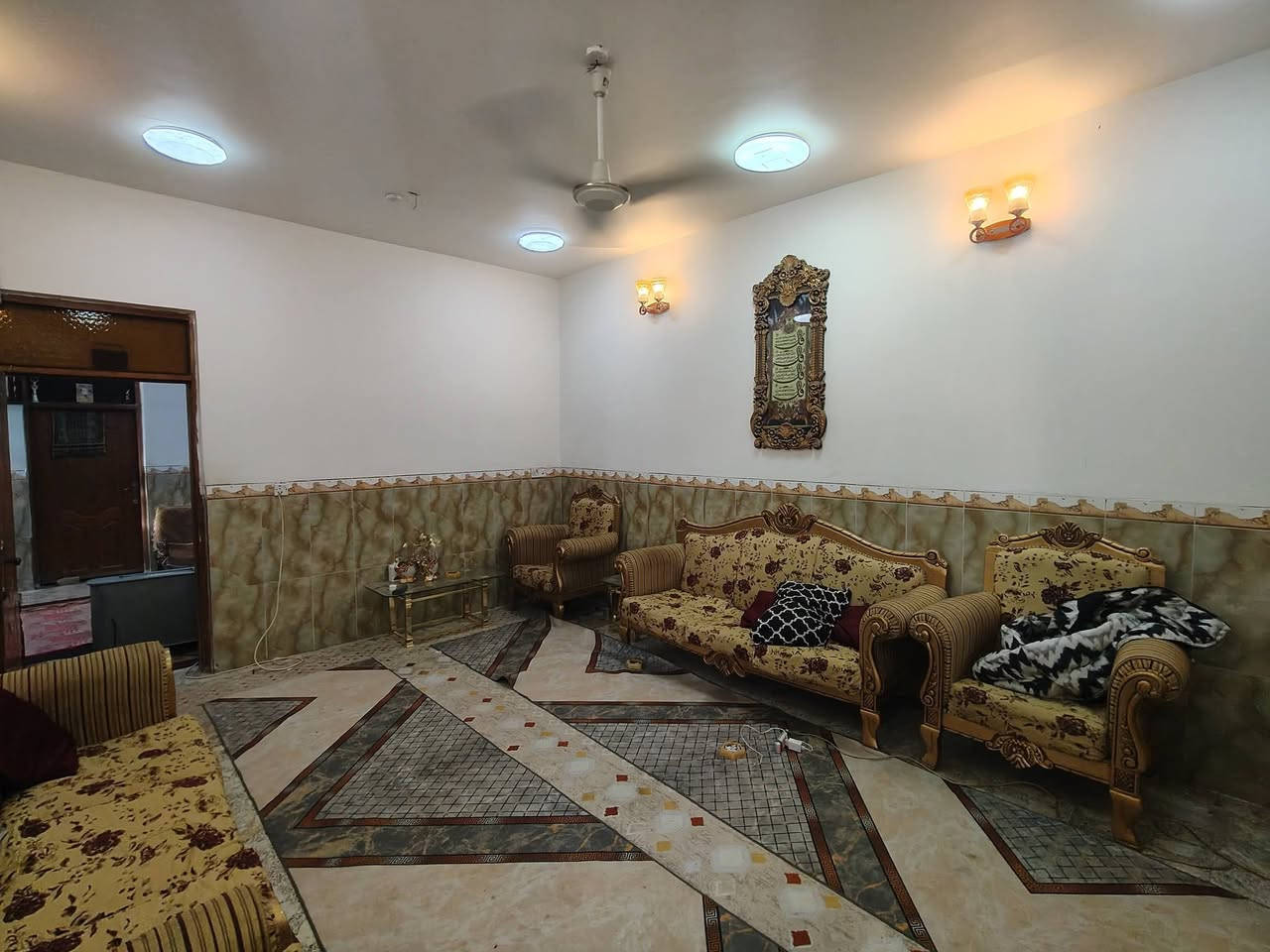 السلام عليكم بيت للبيع واسط حي الحكيم شارع فران الهادي يحتوي على غرفتي النوم وصاله واستقبال وصحيات وطرمه وكراج وحديقه البنات طابوك كامل خدمات من ماء وكهرباء ومجاري مرقم من قبل لبلديه سند 25 مساحه لبيت 200مترسعره 65وبي مجال لمراجعه دلاليه سيد حيدر ***********
