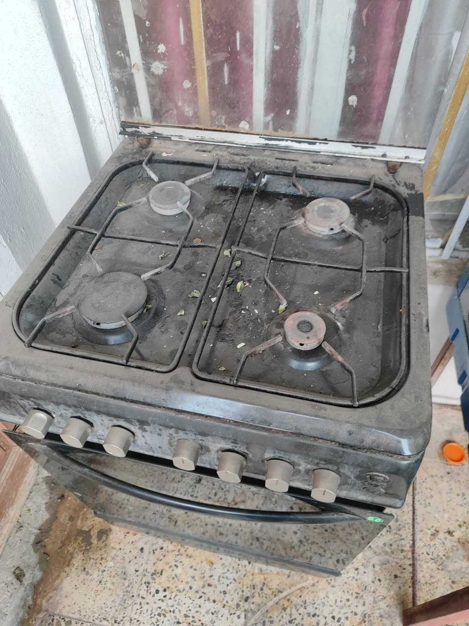 طباخ للبيع سعر مناسب شغال كلشي مابيه
صار فتره متروك فرن شغال عيونه شغاله 

السعر 60وبيه مجال 

***********
