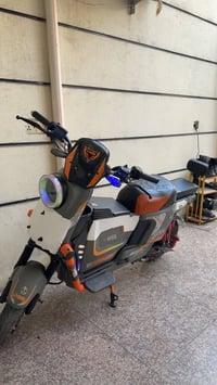 دراجه شحن H900 للبيع بطاريه وحده نص عمر السعر 350 وبيها مجال للشراي رق...