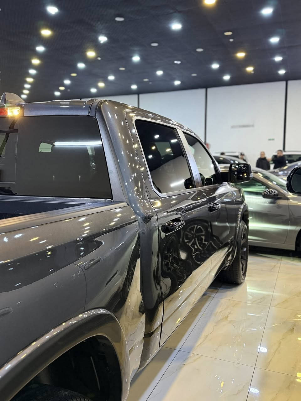 سلام عيلكم

2025 (RAM 1500 big horn) - ملك الطريق

ماشي- 1700mil

اللون الخارج: نفتي (Diamond Black Crystal)

​✨ أبرز المواصفات والمميزات:

​المحرك: محرك Hurricane سعة 3.6 لتر Twin Turbo (قوة جبارة واستهلاك وقود أفضل).

​الشاشة: شاشة لمس و تيسلا عملاقة مقاس 14.5 بوصة تدعم

 Apple CarPlay و Android Auto.

​النظام الصوتي: نظام صوتي Alpine فائق النقاء.

​الراحة: مقاعد (تبريد وتدفئة)، فتحة سقف بانوراما واسعة.

​الأمان: رادار، تحديد مسار، كاميرا وحساسات أمامية وخلفية.

​الإضافات: جنوط مقاس 20 إنش، إضاءة LED كاملة، وعتبات

 صعود كهربائية.  رقم كاتي مكان السيارة اربيل

  للاستفسار عن السيارة والسعر  اتصال على هذا الرقم

 ***********   ماموجود بالخص ***********.  

سحر ٣٤٠ بية مةجال

رقم شانصي
1C6RRFFG0SN714390
