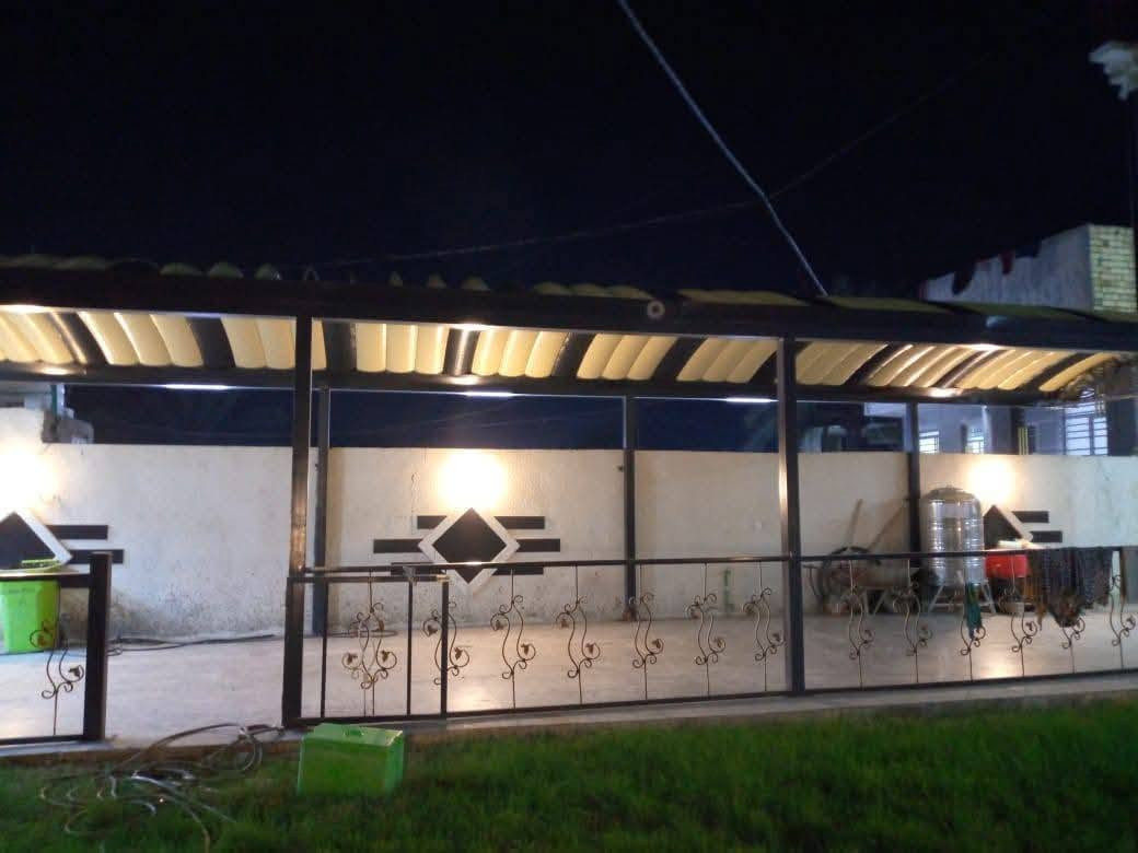 سلام عليكم يتوفر لدينا دار للبيع طابو زراعي سند 25 مساحه 600م طابقين يحتوي على 4غرف نوم واستقبال وصاله ومطبخ وخدمات وكراج جبير +حديقه البيت صاير ع الشارع العام خدمات كامله ماء وكهرباء وتبليط شارع عريض 22م العنوان بغداد الكرخ منطقه الدوانم نهايه الشرطه الخامسه قرب جامع كرطان مقابيل 3 /10 للاستفسار الاتصال على الرقم ***********واتساب@
