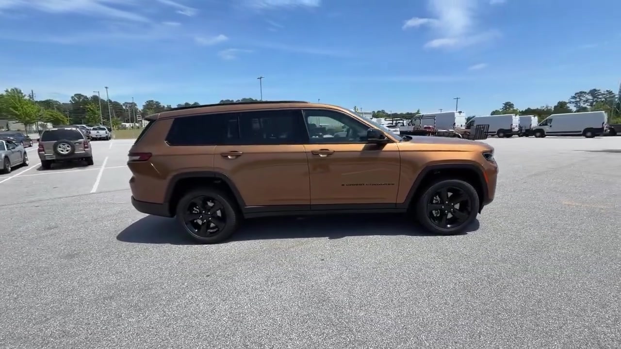 البيع بسعر البنك المركزي ..
🇺🇸2026 JEEP GRAND CHEROKEE L LIMITED
🇺🇸جيب جراند شيروكي L ليميتد 2026
🇺🇸15ميل
🇺🇸مدة الوصول 50يوم 
🇺🇸موقع السيارة جورجيا 
🇺🇸كلين تايتل 
💎7راكب ،،
شاشة معلومات وترفيه وسطية تعمل باللمس مقاس 12.3 بوصة.شاشة عدادات رقمية للسائق مقاس 10.25 بوصة.تدعم نظامي آبل كاربلاي (Apple CarPlay) وأندرويد أوتو (Android Auto) لاسلكياً.
نظام تثبيت السرعة التكيفي.نظام التحذير من الاصطدام الأمامي مع مكابح الطوارئ التلقائية ورصد المشاة.نظام المساعدة في الحفاظ على المسار.
كاميرا 360درجه 
فتحةًسقف
العجلات: 20 بوصة × 8.5 بوصة،
مقاعد مدفئه امامي خلفي
مقعد الذاكرة

✅ بيع مباشر 
✅ فحص وتدقيق كامل قبل الشحن
✅ شحن مضمون إلى جميع الموانئ العراقية
✅ استلام رسمي ومعاملة كمرك كاملة
✅ شفافية كاملة بالعقد والفاتورة...
تواصل خاص


**إذا كنت صاحب هذا الإعلان وتريد حذفه لأي سبب، رجاءا أرسل رسالة إلى الدعم الفني**