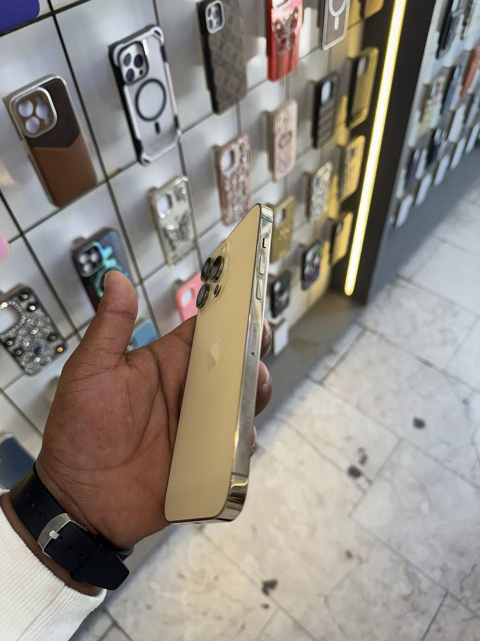 للبيع ايفون ١٤برو ماكس ذاكرة ٢٥٦بطارية 90ماستر الجهاز السعر خاص أو مراوس ***********
