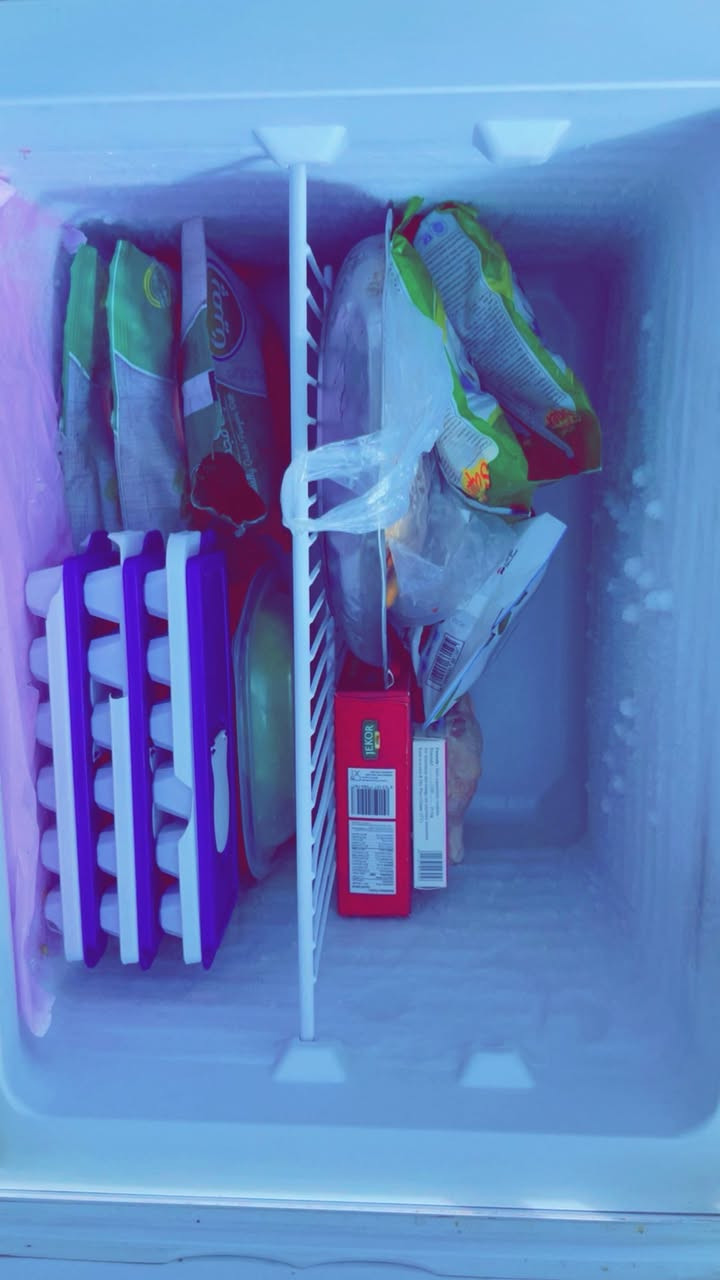 ثلاجه نضيفه كلش وماشاءالله ثلج ايي عطل مابيها ولا دخله مصلح بس اريد اشتري اكبر منها السعر 225 وبيها مجال الااستفسار ع رقم ***********
