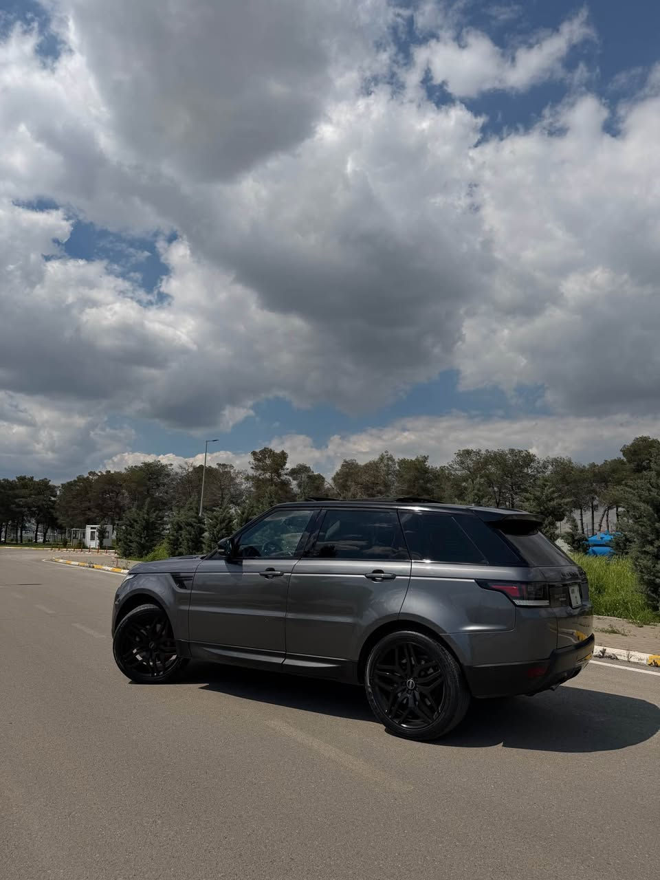 Range Rover Sport diesel 
Black edition 
مۆدێلی 2016 بێ ڕەقەم  مەکینەی ٦ پستۆنی دەبل تۆربۆی گاز مەکینە مەرغووب گاز زۆر زۆر کەم سەرف اکات
ڕەنگی نەوتی بیلادی سەقف ڕەش  - ٣ ڕیز کوشن - پانۆڕاما-
بیلادی جام ڕەش - کوشنی پێشەوە سارد و گەرم و خەزن - کوشنی دواوە هیتەر - ٣ شاشە - سوکانی کارەبای و خەزن - شەفتی سەر سوکان - دەبڵەکانی بەرز و نزم اکات -دەرگای دواوەی کارەبای - سیستەمی سەماعەی مێریدیان - 360 دەرەجە حاسە - کامێرا - ناڤیگەیشن - ئاوێنە شەفت و هیتەر - گێڕی عادی و ئۆتۆماتیک و سپۆڕت - پێنج مۆدی بەکار هێنانی هەیە 
تەنها 173 هەزار کیلۆمەتر ڕۆیشتووە
دوو بۆ سێ پارچەی تەنها پەمپە - گێڕ و مەکینەو کارەبای بەشەرت سعری 137 وەرەوەو مەجالی تیایە 
***********
لە سلێمانیم السليمانية, العراق
