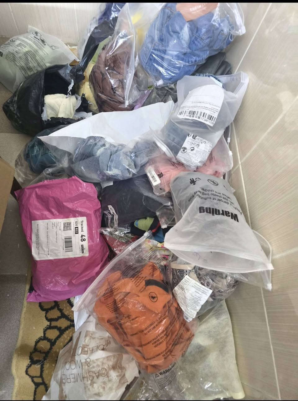 عندي 45 قطعة ملابس نسائية بيع شلع تفاصيل اكثر تعال خاص او عبر واتساب ***********
