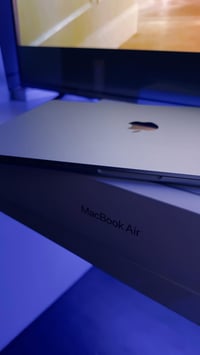 ماك بوك اير M4 • ١٥.٣ بوصة • ١٦جيجا رام