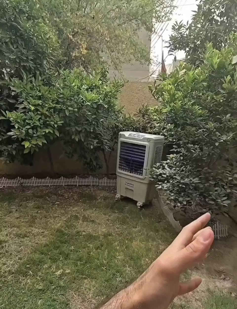 الى اصحاب البيوت والشقق في مجمع بوابة الكاظمية❗️

عندي بيت ٢٠٠ متر اريد اراوسه بالمجمع 

خارطته جدا مميزة بيه شقة منفصلة بداخله (جدا يناسب العوائل الكبيرة مثل اخ واخوه او اب وابنه)

الموقع: الدولعي الجديدة ( مقابل منطقة الجكوك مو جهة الحرية )

خلف الشارع العام (المكمل لشارع الحسابات)
يعني بظهر الشارع مباشرة

مساحة الارض 200 متر سند مستقل
مساحة البناء كلش كبيرة طابقين تطلع  تقريبا 300 متر كونكريت مسلح

البيت عبارة عن بيت وشقة 
الشقة بيها مدخلين من الكراج درج خارجي او من داخل البيت 

مجموع عدد غرف النوم 5 مساحتهم كبيرة اصغر وحدة بيهن 4x4 والباقيات كلهن 4x5 و4x6 ووحدة منهن 4x7

 يحتوي 4 تواليتات وحمامين ومطبخين 
حديقة كبيرة مساحتها 5x5 تقرييا 
كراج كبير جدا 4x8 
ممر جانبي من الكراج الى باب المطبخ بحيث البيت ما ملتصق بالجيران (للخصوصية وعزل اكثر) 

منضومة الكهرباء مصنعه خصيصا للبيت 3 فيز نظام ريليات بورد تحويل ومنضومة حماية لكل البيت 
حتى كيبل كهرباء جاهز للمولد الداخلية الكبيرة ال 3 فيز 
وكيبل اخر للمولدة الداخلية الصغيرة 

منضومة كاميرات مراقبة

تانكيات وسخانات عدد 2 منفصلة للشقة وحد وللبيت وحد 

البيت والشقة جاهزات من كلشي كبل تكعد بيه (مؤثثات بالكامل ينباعن هنة وإثاثهن)

سبالت عدد 9 في كل غرفة دفن 
مطبخين كاملات من كلشي غرف الاستقبال والصالات غرف نوم كاملات
تجيب غراضك وتكعد مباشرة ما تحتاج تجيب وياك اي شي 

البيت باسمي شخصيا 

اذا عندك بيت او شقق بالمجمع دزلي تفاصيلهم على واتساب على هذا الرقم وان شاء الله نتفق 
***********
