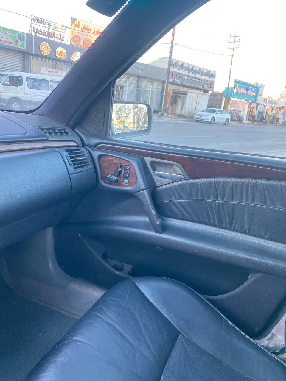 السلام عليكم ورحمة الله وبركاته
مارسيدس ام عيون موديل 1996 
محرك خراطيم بلادي 
السيارة مثل ما موضحه في الصور 
كير محرك مكفولات 
التبريد ميشتغل 
ويحتاجلها كم شغلة ترتيبات 
 ومثل ما موضح بيها باب وجاملغ واكو بارد يم الجنطه 

السيارة بيها هواي مواصفات مثل ما واضحه كشن كهرباء 
ذاكرة ميموري 
تجوة قلاب 
دركة مال c300
تنته
كشنات جلد 
غرفتها نضيفه
وبعد باقي المواصفات مال ام عيون 
السنوية بأسمي 

السيارة يحتاجلها ترتيب 
السعر 70
رقم بغداد الماني 
***********
العنوان كربلاء
