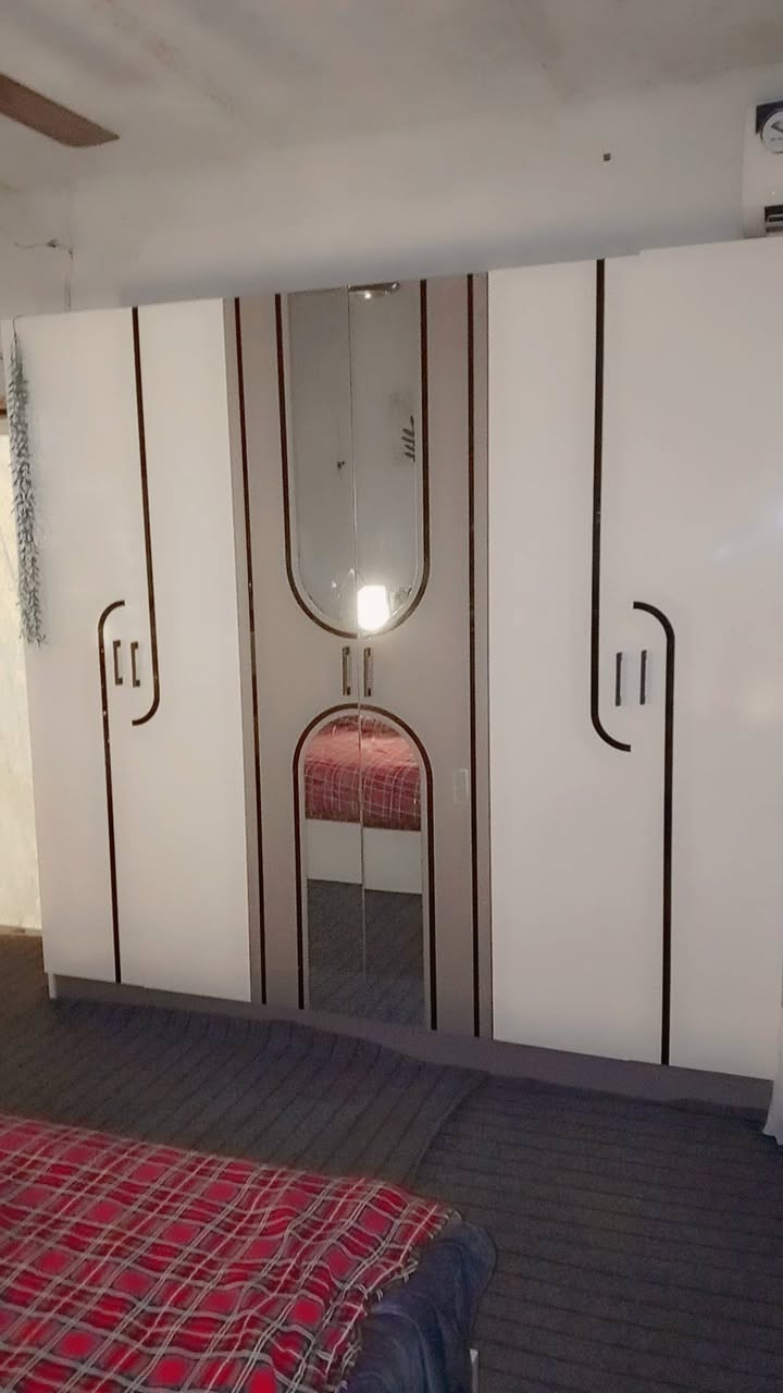 السلام عليكم غرفة تركيا للبيع صار اشهر من اخذتهة 600 
حالين عارضهة 480 بيهة الصوماية مالتهة الحديد ضرر ومصلحهة  او مكان واحد من البراغي الداخلية بي ضرر فقط الباقي كلهة جديدة مكان بغداد ***********
