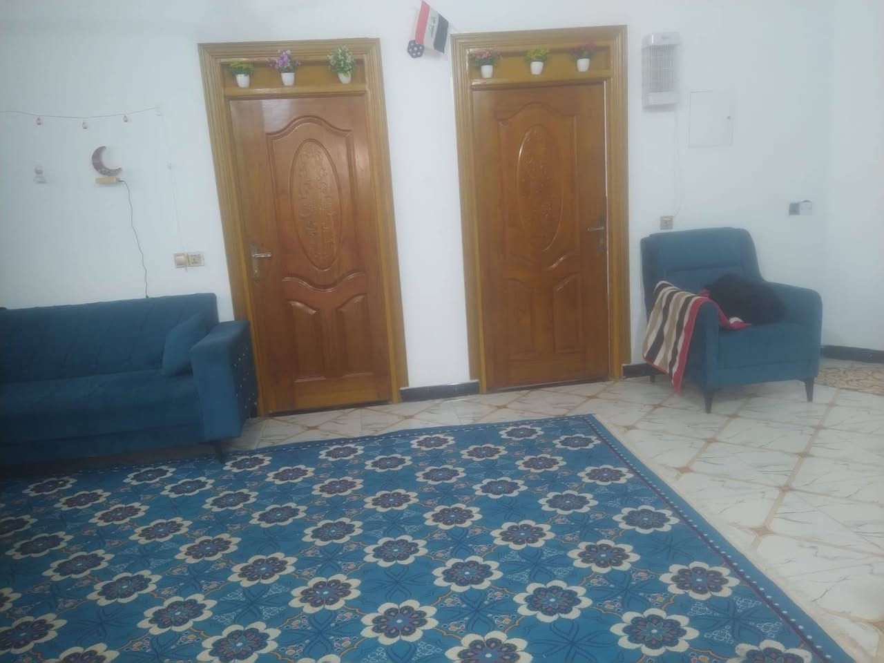 بيت للبيع طابقين خلف الملعب يحتوي على 4غرف وصاله عدد 2 ومطبخ وبراني شارع السجاد لاستفسار أكثر اتصل على الرقم ***********
