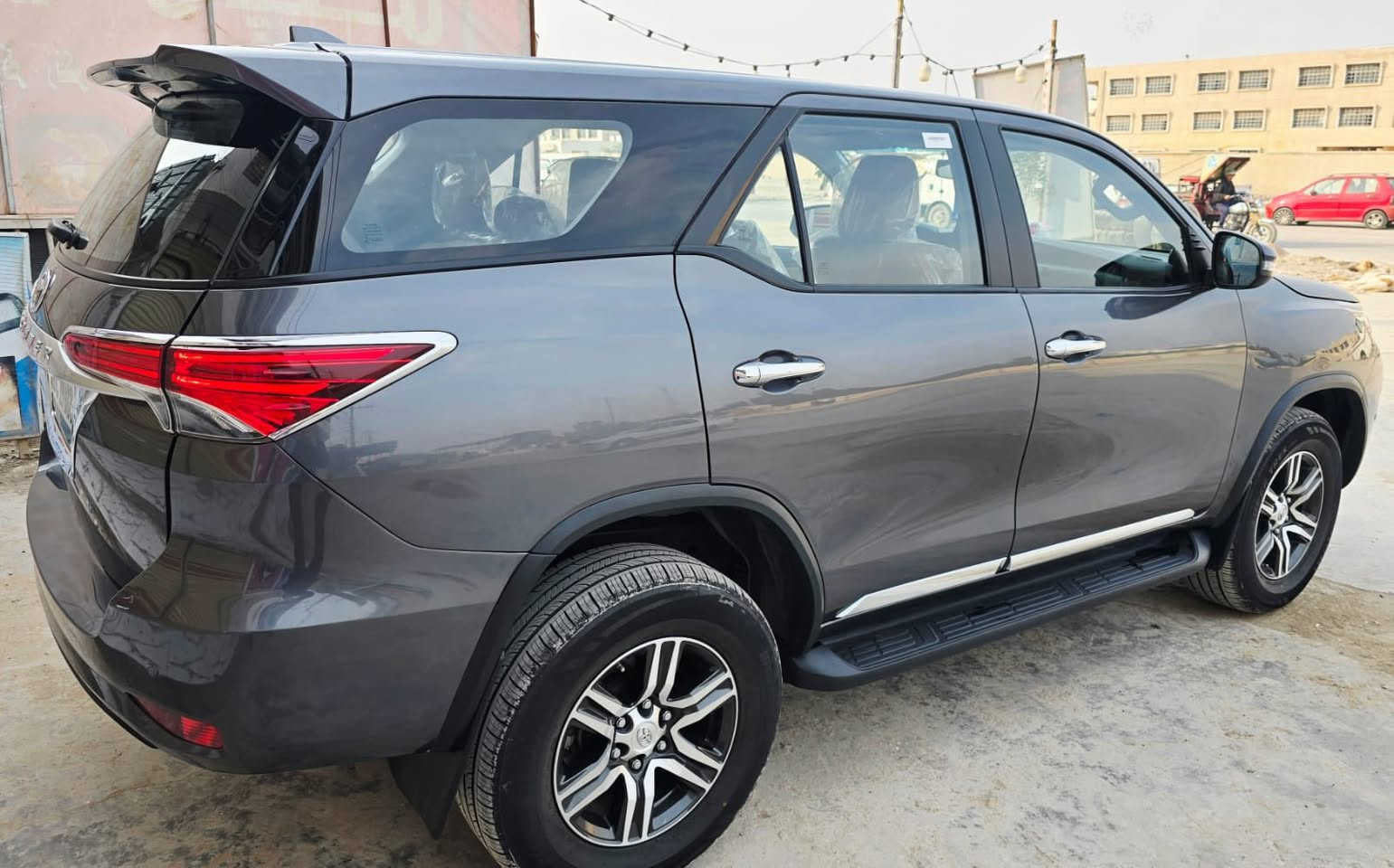 فورتشنر للبيع سعره 265 وقابل للتفاوض موديل 23 ماشيه 33 رقم بغداد بسمي بيه ربع دعامية صبغ فقط محرك 2700 توويل السونار و صورة الحادث بلمنشور مكان السيارة بصره احياناً في كربلاء 
***********
