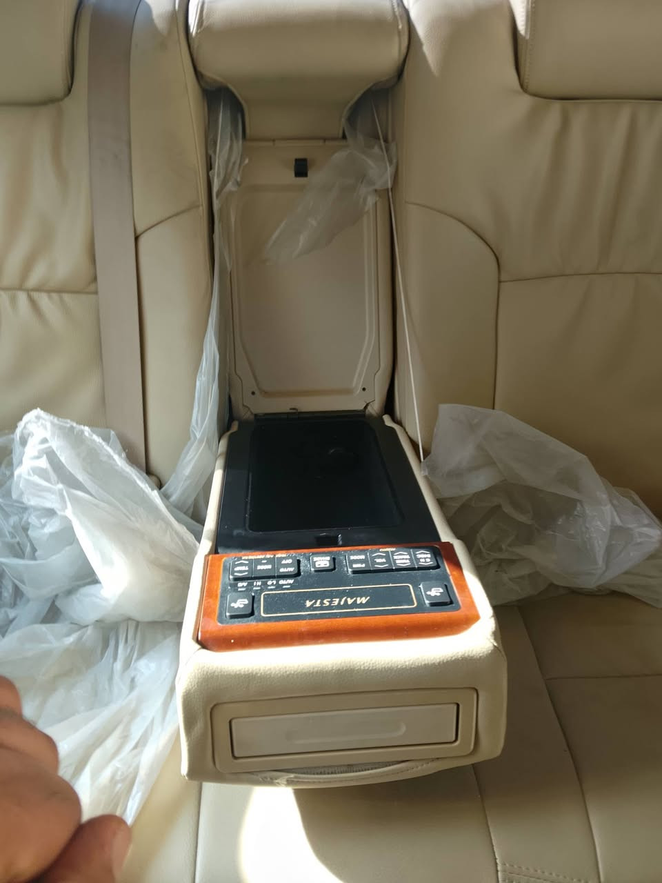 سلام عليكم ماجستا 2004سياره جديده شركه ماشيه80الف كفاله عامه متومه طبق الاصل لسعر 75$ورقه لاستفسار ***********  ***********
