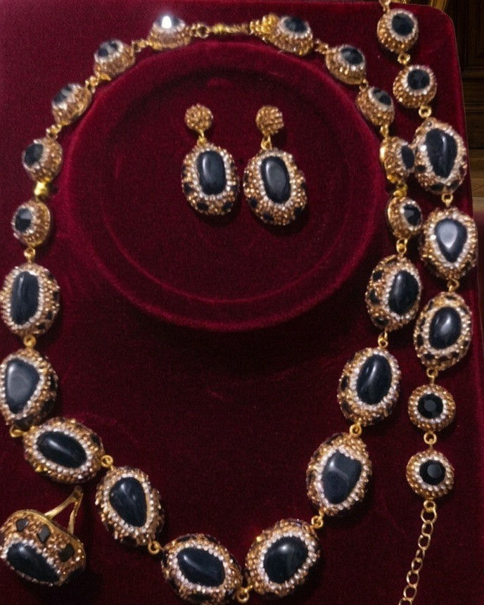 هيبة العيد تكمل بلمسة "نخبة الذوق" ✨
​شلونكم يا أهل الذوق؟ العيد صار على الأبواب، والتحضيرات  #احجار #احجاركريمة بدت.. بس تدري شنو اللي يخلي طلتچ بالعيد غير؟ 😉
​لا تحتارين بشنو تلبسين، ولا تدوخين بالهدايا.. وفرنا لچ تشكيلة تاخذ العقل من الأحجار الكريمة الطبيعية والصياغة اللي ترفع الراس.
​💎 ليش تختارين من عدنا؟
​قطعنا مو بس إكسسوار، هي قطعة فنية "هيبة" وجمال.
​أحجار طبيعية 100% (فيروز، عقيق، عين النمر، ) تطي طاقة وإيجابية.
​صياغة متينة وألوان تظل تلمع طول العمر.
​تدرون مبيعاتنا تمشي بسرعة، والقطع اللي بالصور "حبة وحبتين" وما تتكرر! يعني اللي تلحق هي المحظوظة.
​🚚 التوصيل موجود لكل محافظات العراق.
📍 للحجز والاستفسار: راسلونا على الخاص (الدايركت)


**إذا كنت صاحب هذا الإعلان وتريد حذفه لأي سبب، رجاءا أرسل رسالة إلى الدعم الفني**