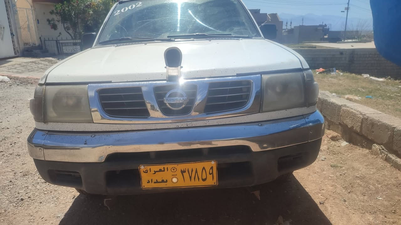 نیسان 2002
سەنەوی بەغدای لەگەلە
سەیارەکە بئ بۆیاخە
پێشو پشتی کەپسە
گێرو بەشەرت
مەکیـــــنەی بەشەرت
سەیارەکە هی مالانەو هی مەعرەز نیە
توندو تۆلی بەشەرت
ســەیارەکە نــمونەیە
مالی دۆستە
مشتەرری تێل بکات
***********
***********
