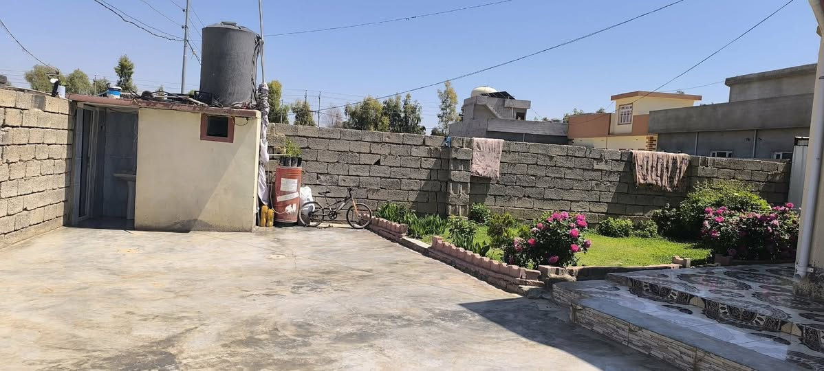 السلام عليكم.. بيت للبيع منطقة الخلف الخضر مساحتة 500 متر.. يحتوي على ربعة 7×4.. هول 5×4 غرفتين نوم 4×4 مطبخ 6×4 وحمام وبيتونه وحديقتين وترك ورة البيت 2متر وصحيات خارجية وحوش كبير السعر 70 وبيه مجال تعال وشوف..موبايل ***********
