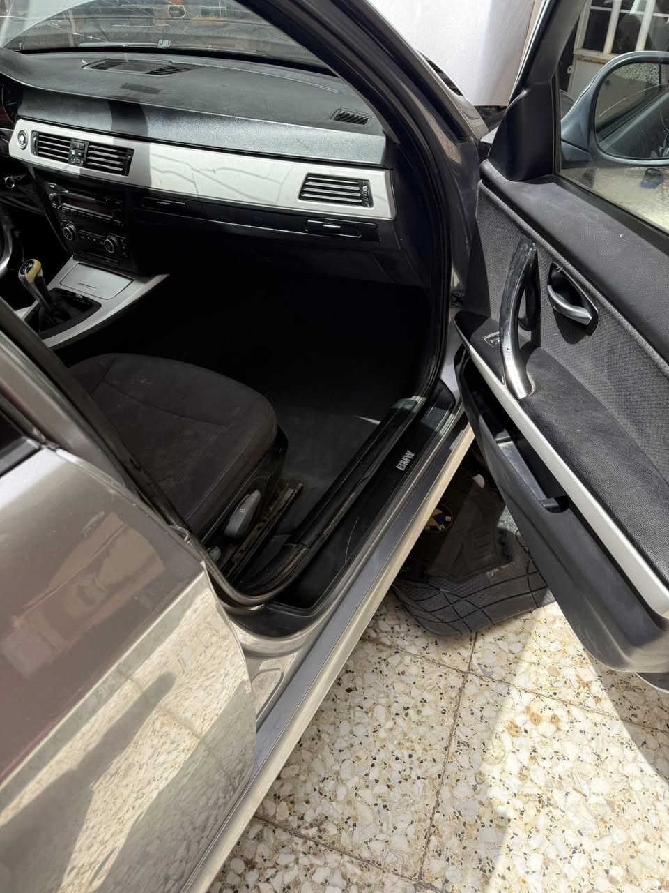 السلام عليكم 
bmw e90 
موديل 2009 خليجي بصمه 
وياهه بصمتين بلاديات 
رقمً بغداد انكليزي بأسمي سنويه وهزه جدد شرط تحويل 
تبريدقطعتين 
تحكمات ستيرن جهتين 
كيرعادي ٧ نمر 
محرك اربعه سلندر تنفس طبيعي حته ع مي تمشي انسه صرف بانزين 
صدر امامي خلفي جديد 
خمسه ويل كب جديد 
خمسه تاير نقشه وحده مبدل جديد
كهربائيات بوضع شركه مامدوده ايد بيهه 
كير ومحرك بشرط جددوعندي محرك حاويه مال وارد هم انطي وياهه لليشتري سياره هديه 
حجر بيئه بلاد صالنصه صوت حلو 
داخل سياره جديدزيرو
داخل المحرك بوضع شركه 
داخل صندوك جديد
حته العوازل البلاسك الجوه ع شواصي موجوده 
السياره بيهه جاملغ خلفي كلير وبيه شبر بل جاملغ والبنيد صبغ وجراد بل قماره 
مابيه اي نقص ترايك ال المانيا 
*********** متوفر واتساب
مكان السياره المنصور او بغداد الجديده
