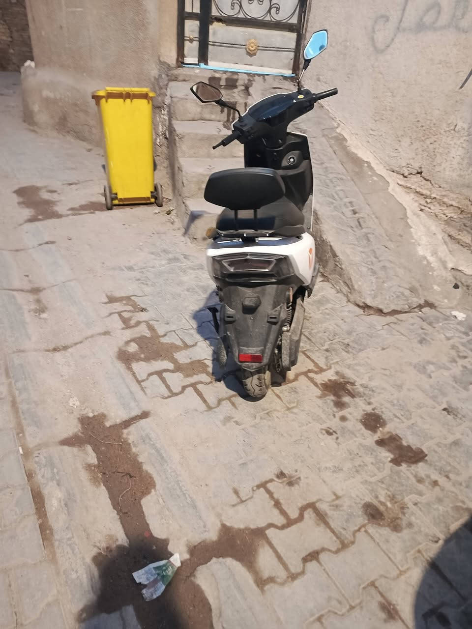 دراجه شحن ياديه ام الضمان سنتين بالك مرتاح اي عطل بيها تروح للشركه مواصفاتها سرعتها 50 حقيقي رجوع الى الخلف سرعتين دراجه جديده بمعنى الكلمه ماصارلها شهرين عدنها المسافه تقطع 55 كيلو *********** رقم صاحب الدراجه
