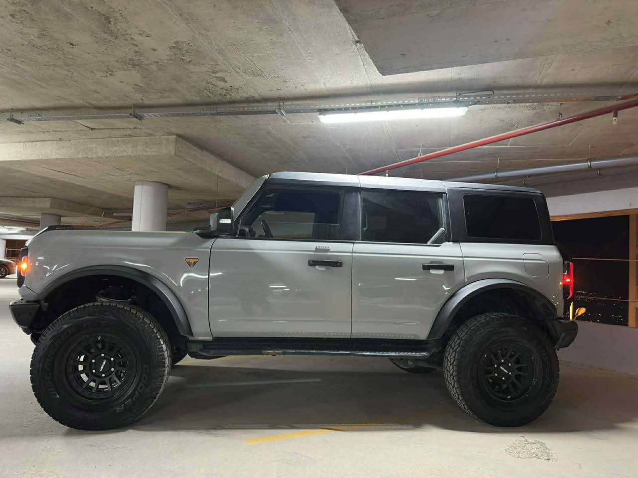 فۆرد بڕۆنکۆ بادلاند سەسکواج 
مواسەفات فول یەک فیە خوار ڕاپتۆر 
جۆری مواسەفات 
شەش دوگمە 
مۆدی لێخورین ( نۆرماڵ- یکۆ - ئۆتۆ ویل درایڤ- ژاڤا- رۆک- بەستەڵەک- ئاو) 
ڕادار کامل 
حەساس کامل 
کامێرا ٣٦٠ 
بەرزکراوە لە بیلادی 
دەبڵی (ۆ-ی-م) بیلادی هەواو بۆ زەبری توند 
٥٥٠٠٠ کم ڕۆشتووە 

٢ پارچە (چاملخ و بۆنیت ) سبوخە 
لەگەل شانی سایەق و بستەک لە چاملخی سەکن 

سەیارەکە بێ شانسیە و پەرەشووتەکانی تەقیوە 

باقی ئەکسل و گێروو مەکینە و تەوازن و سوکان و هەیکەل کامل بەشەرت 
٣٤٠$ و معامەلە 

تکایە تێل بکە ئەگەر کریاری 
*********** أربيل, العراق
