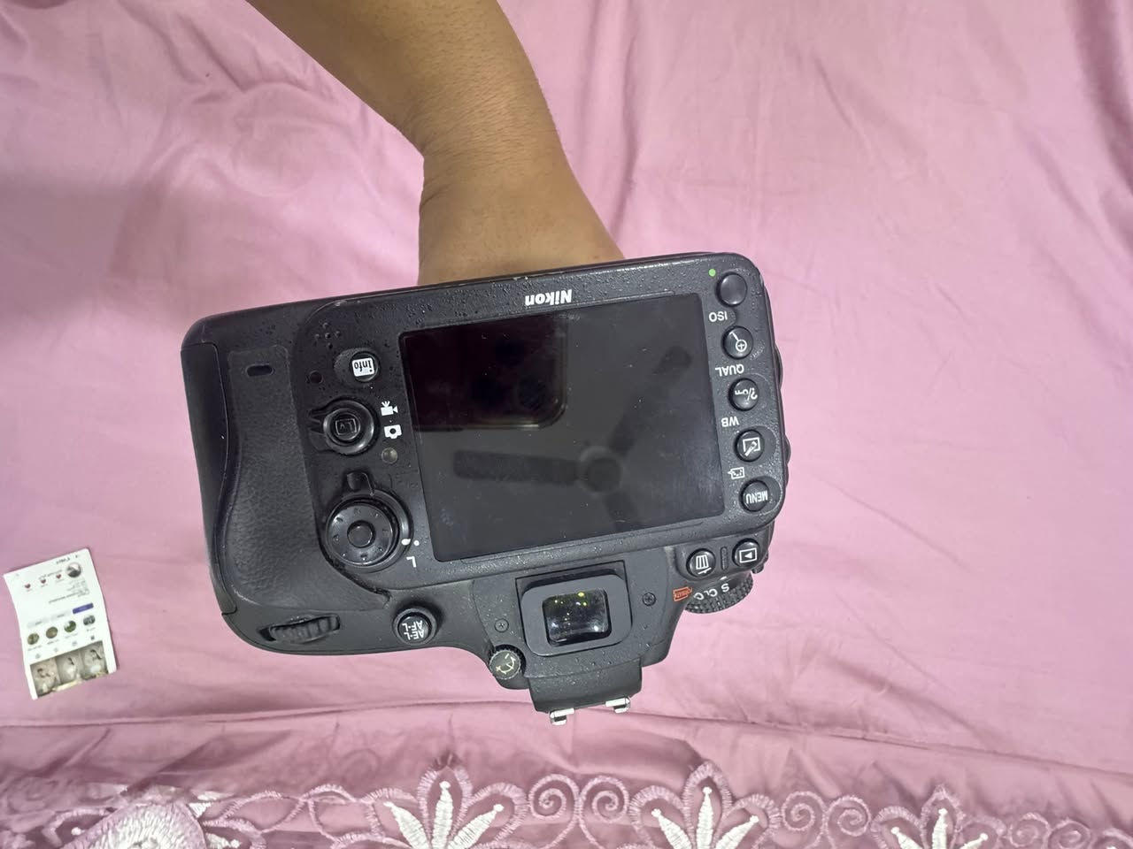 سلام عليكم بدي 610*عدسة 70+300
مكاني ناصرية السعر 650توصيل موجود 

***********
